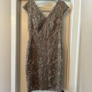 Tadashi Shoji Embroidered Lace V-Neck Dress Women’s Size 10